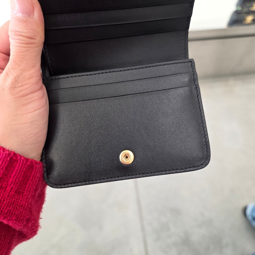 [아울렛] 셀린느샤이니카프스킨트리옹프컴팩트월렛 10K623DPV.38NO