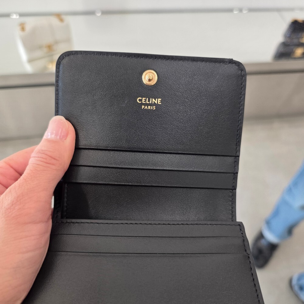 [아울렛] 셀린느샤이니카프스킨트리옹프컴팩트월렛 10K623DPV.38NO