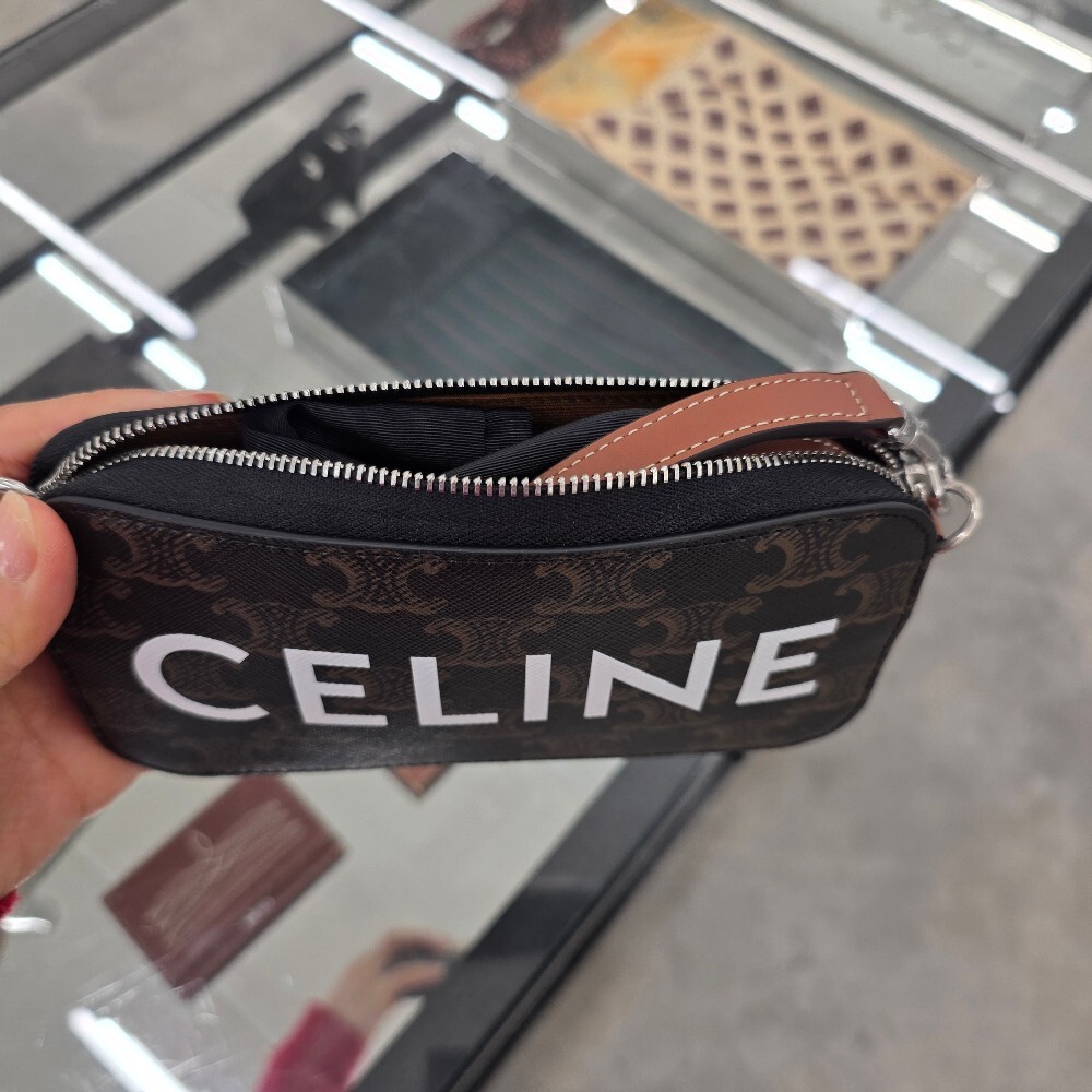 [아울렛] 셀린느 트리옹프 캔버스 호리존탈 파우치 10L272DM5.04LI