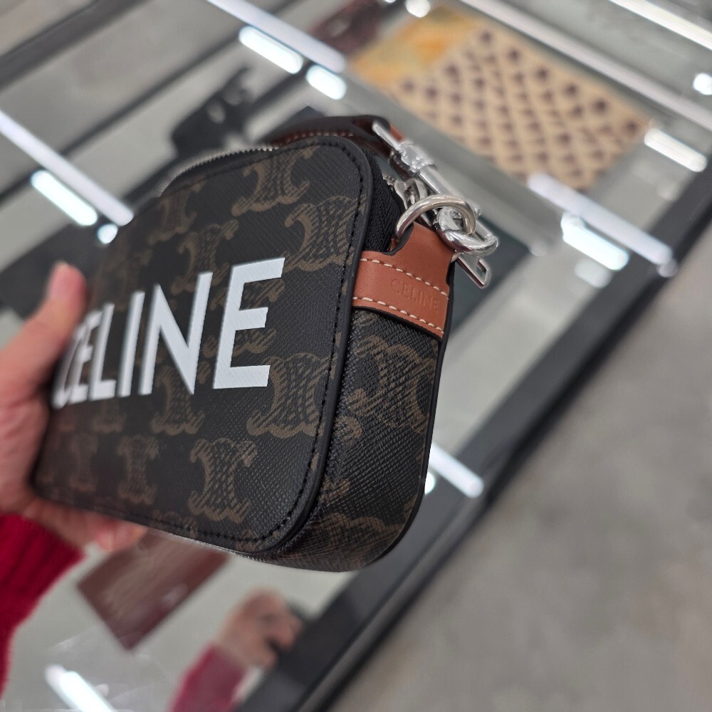 [아울렛] 셀린느 트리옹프 캔버스 호리존탈 파우치 10L272DM5.04LI