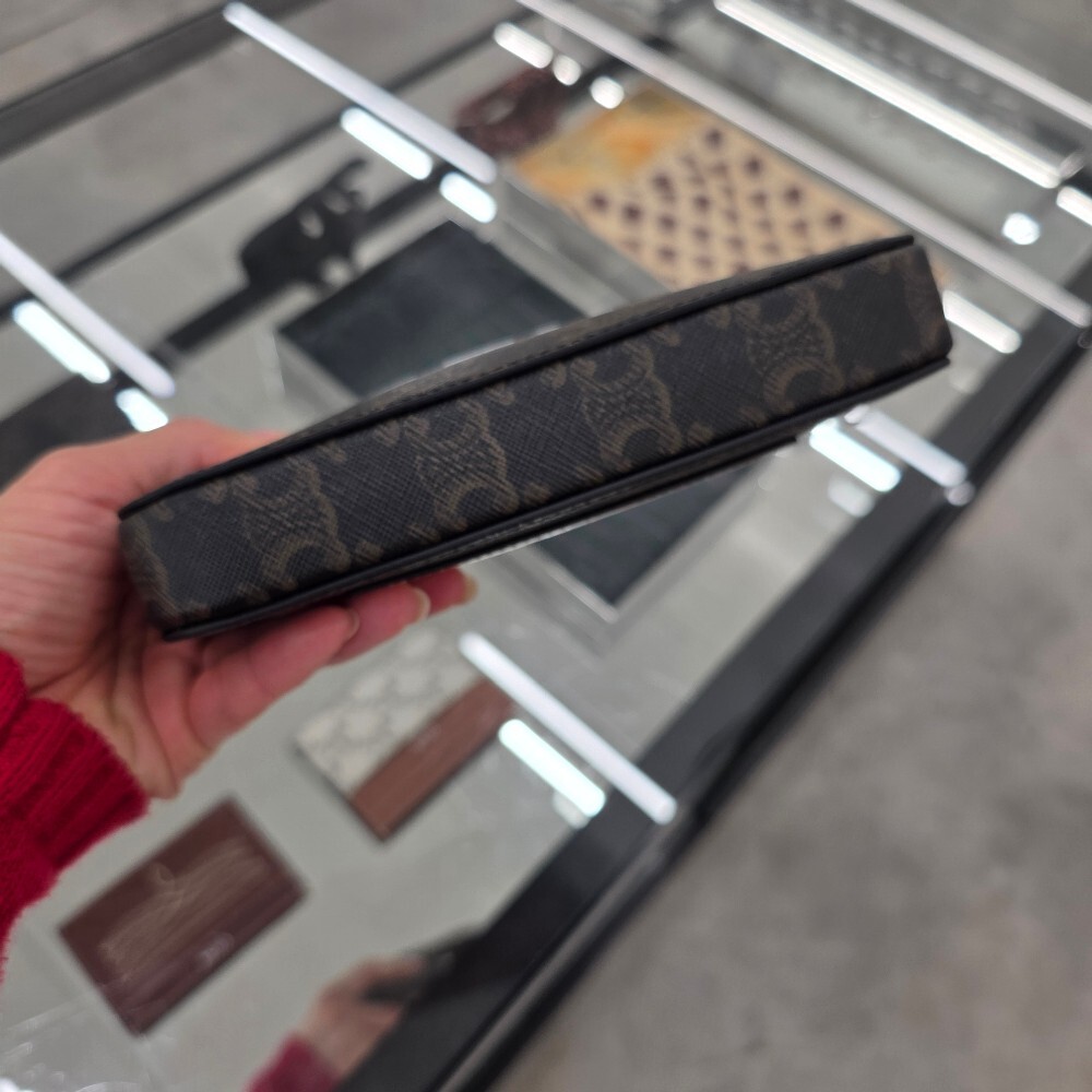 [아울렛] 셀린느 트리옹프 캔버스 호리존탈 파우치 10L272DM5.04LI