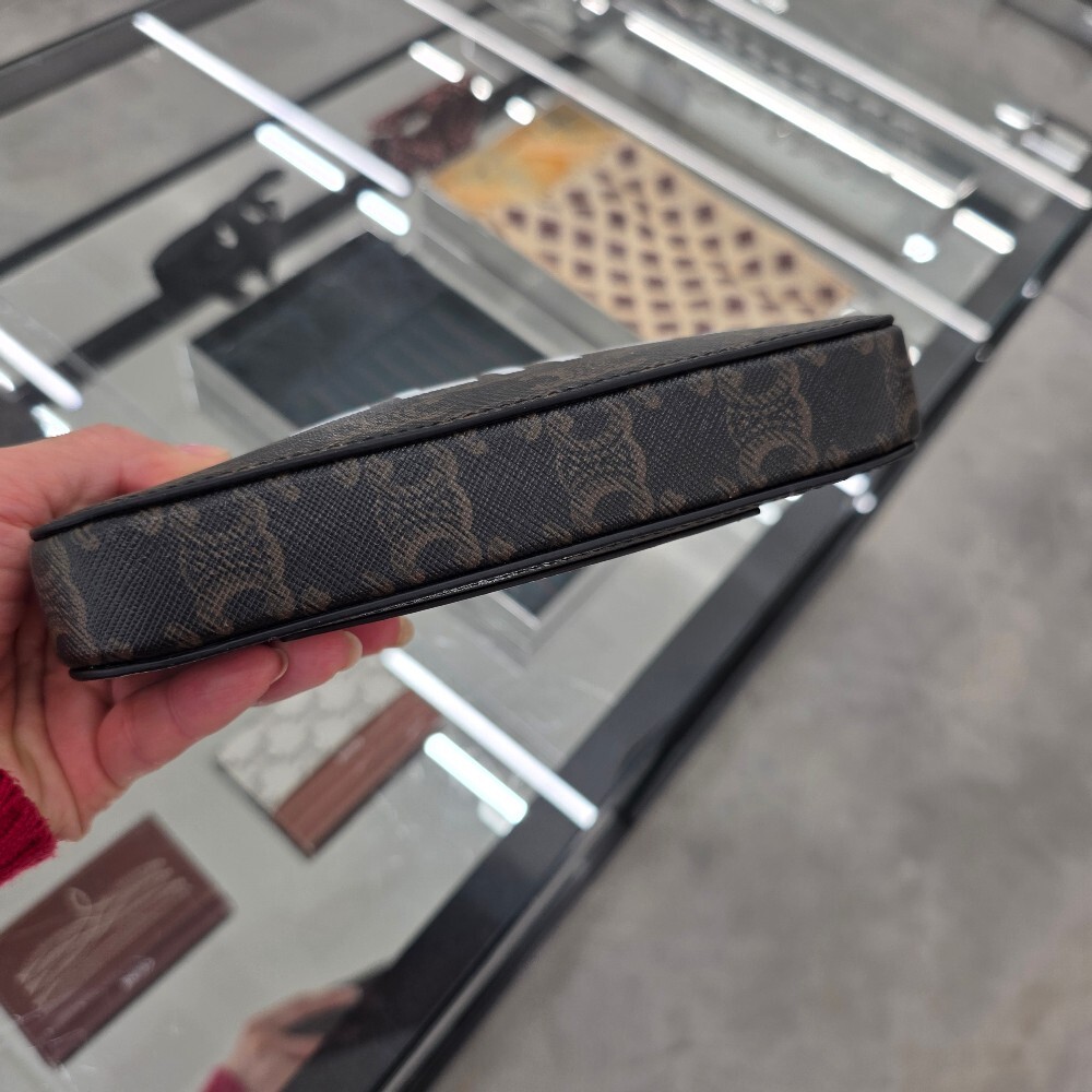 [아울렛] 셀린느 트리옹프 캔버스 호리존탈 파우치 10L272DM5.04LI