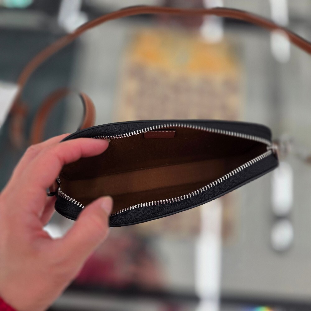 [아울렛] 셀린느 트리옹프 캔버스 호리존탈 파우치 10L272DM5.04LI