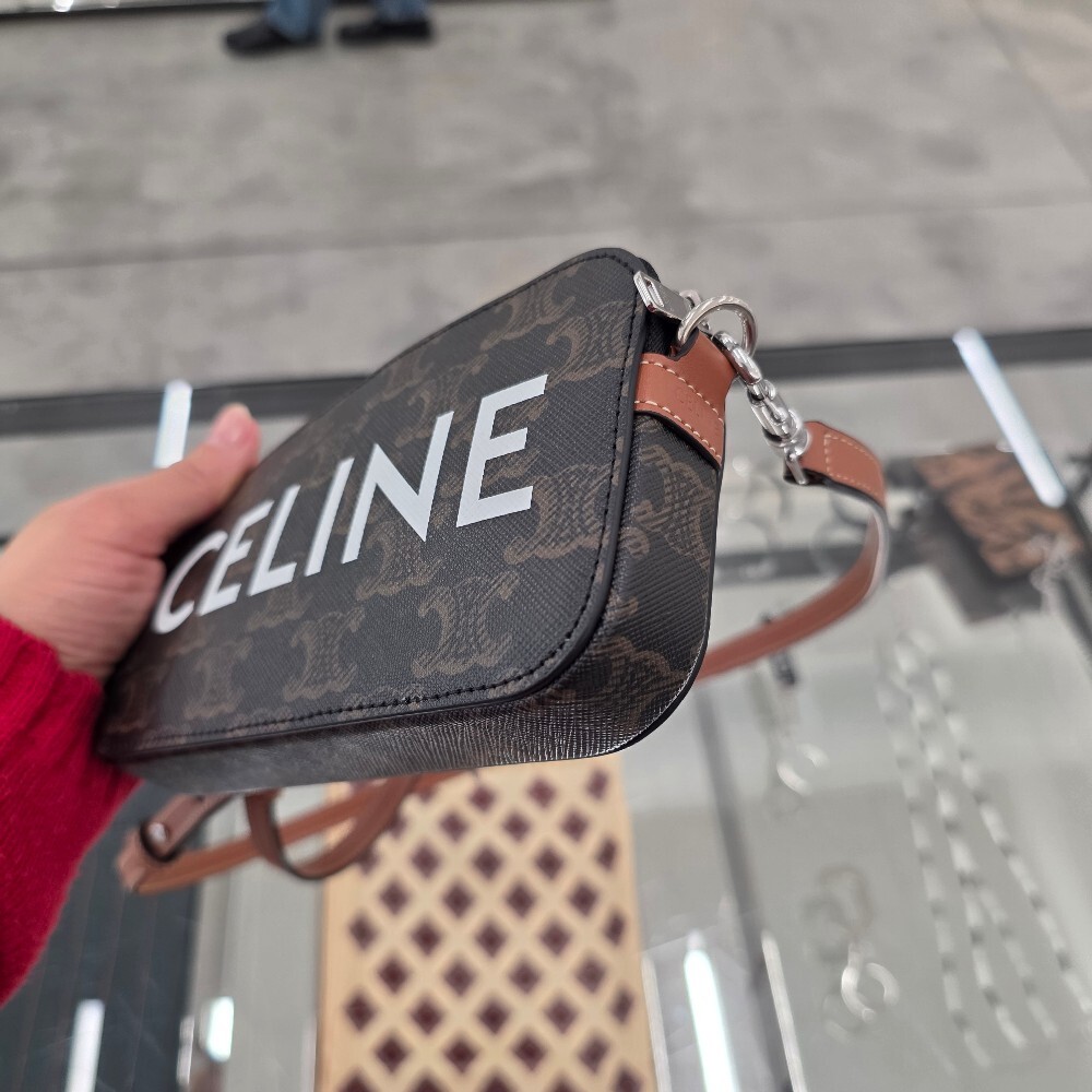 [아울렛] 셀린느 트리옹프 캔버스 호리존탈 파우치 10L272DM5.04LI