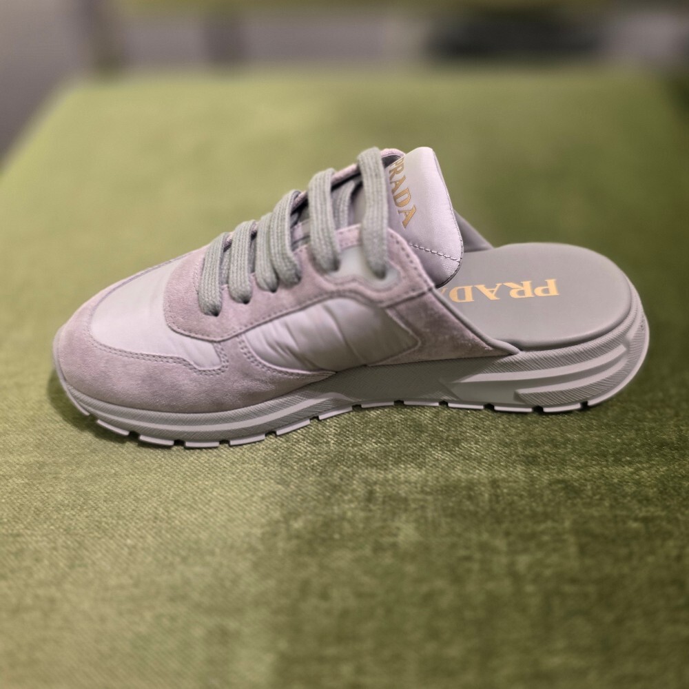 [아울렛] 프라다 리나일론 스웨이드 스니커즈뮬 1E022O