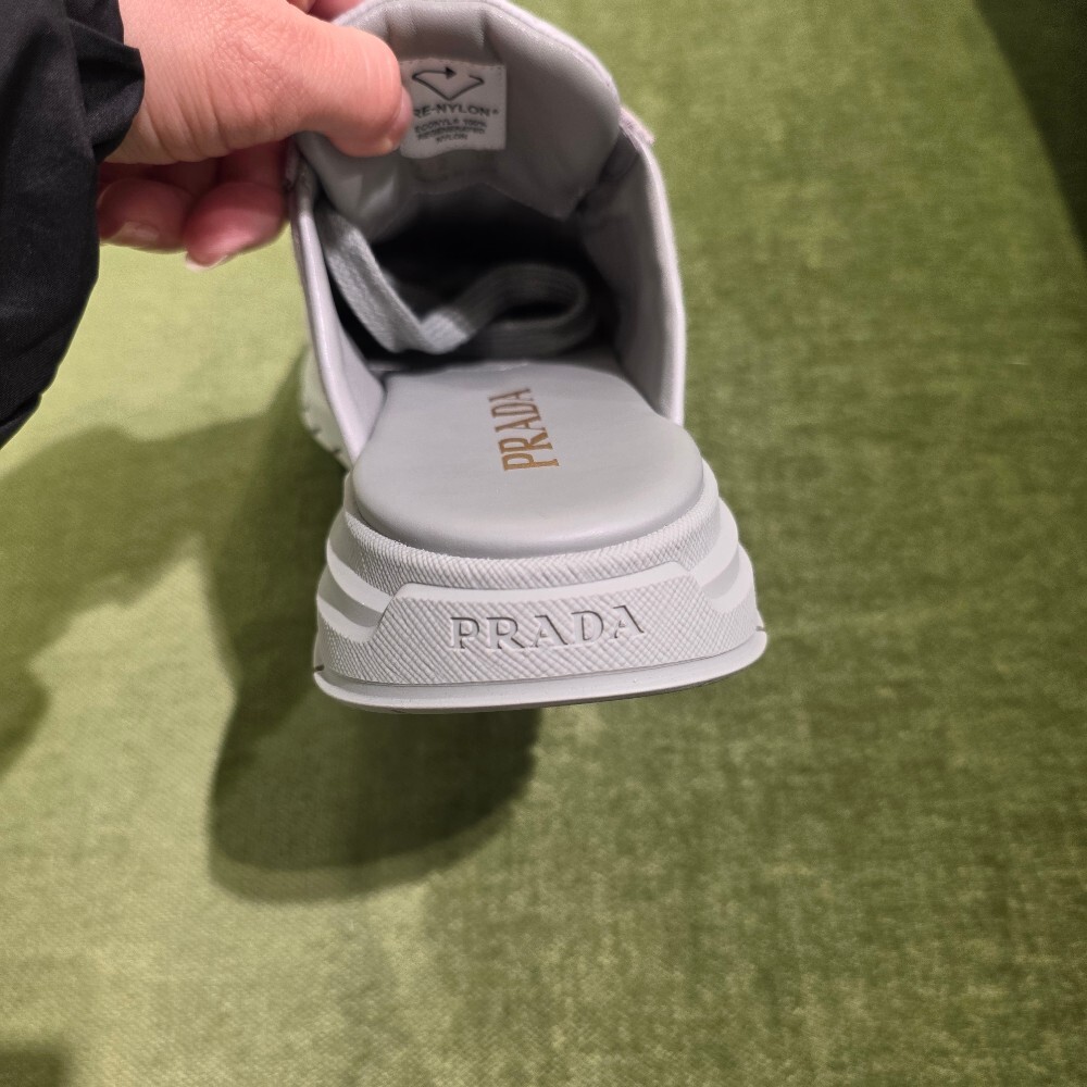 [아울렛] 프라다 리나일론 스웨이드 스니커즈뮬 1E022O