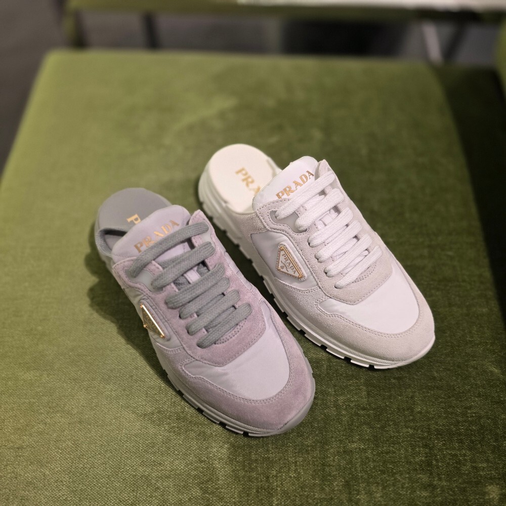[아울렛] 프라다 리나일론 스웨이드 스니커즈뮬 1E022O
