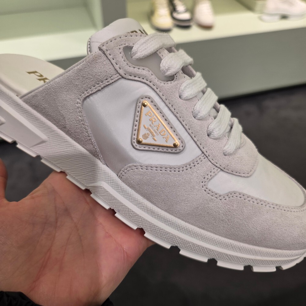 [아울렛] 프라다 리나일론 스웨이드 스니커즈뮬 1E022O