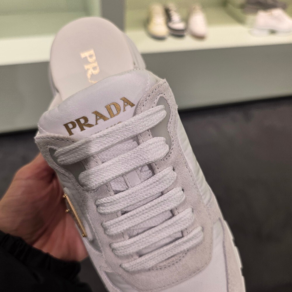 [아울렛] 프라다 리나일론 스웨이드 스니커즈뮬 1E022O