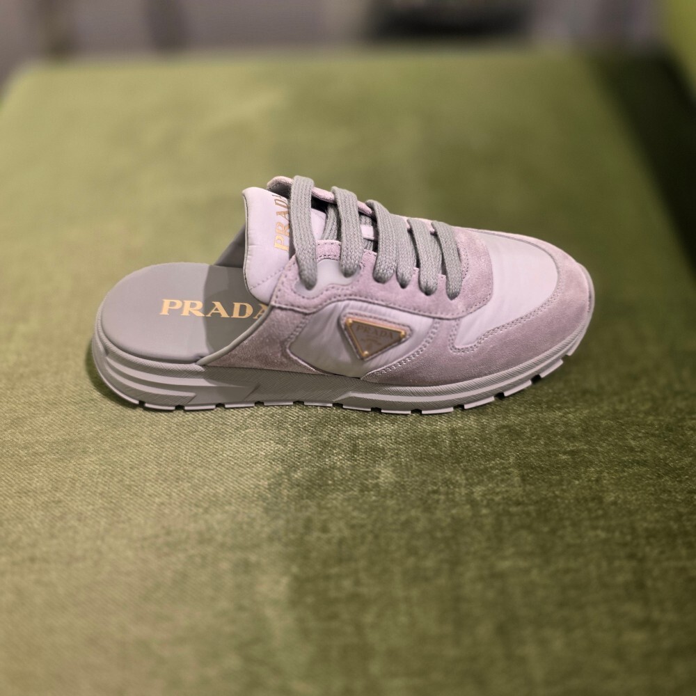 [아울렛] 프라다 리나일론 스웨이드 스니커즈뮬 1E022O