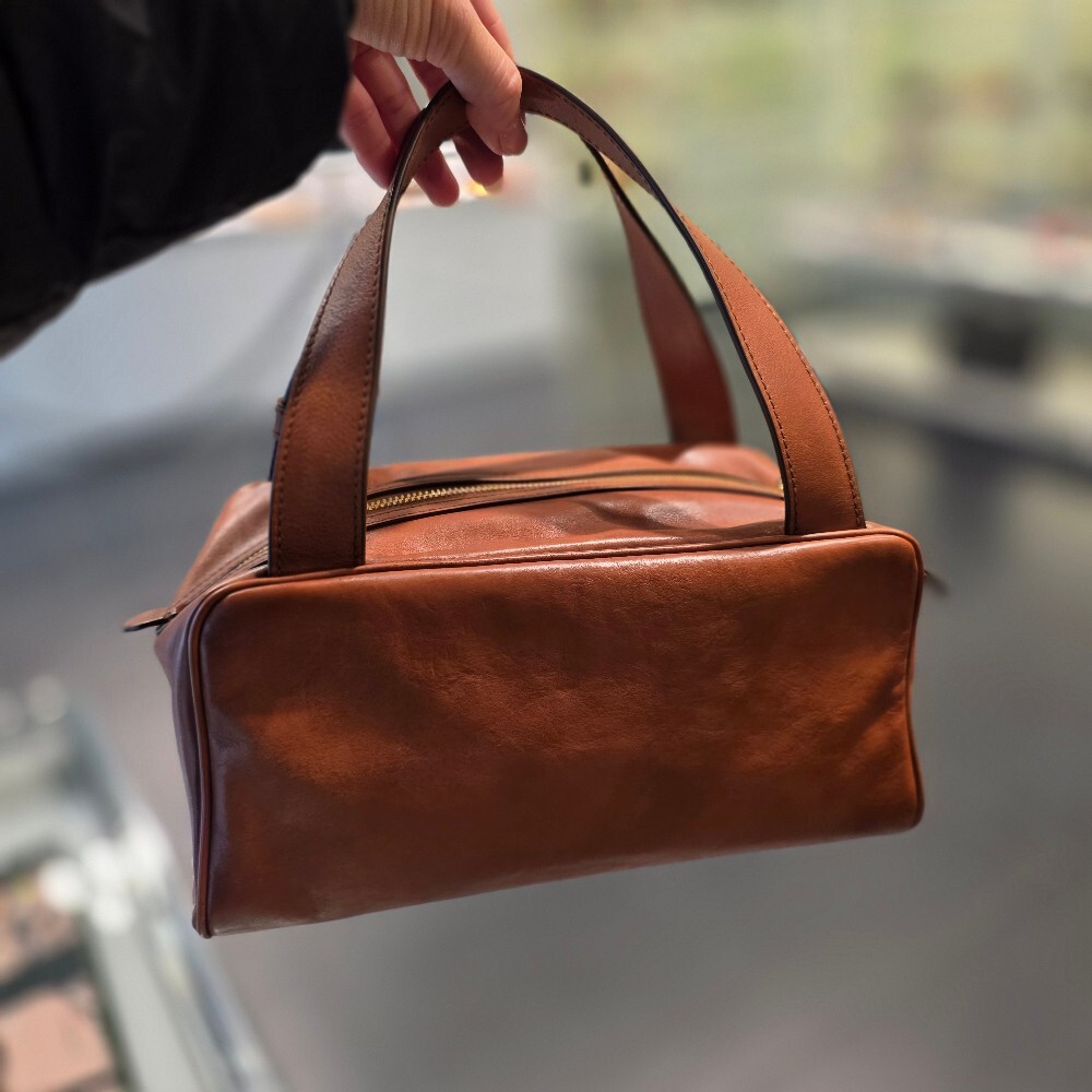 [아울렛] 미우미우 로고 여성 가죽 탑 핸들 토트백 5BB182