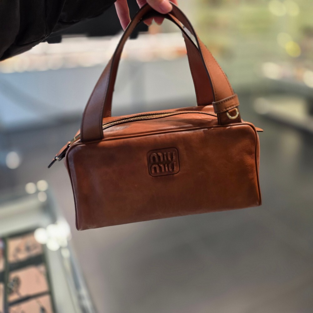 [아울렛] 미우미우 로고 여성 가죽 탑 핸들 토트백 5BB182