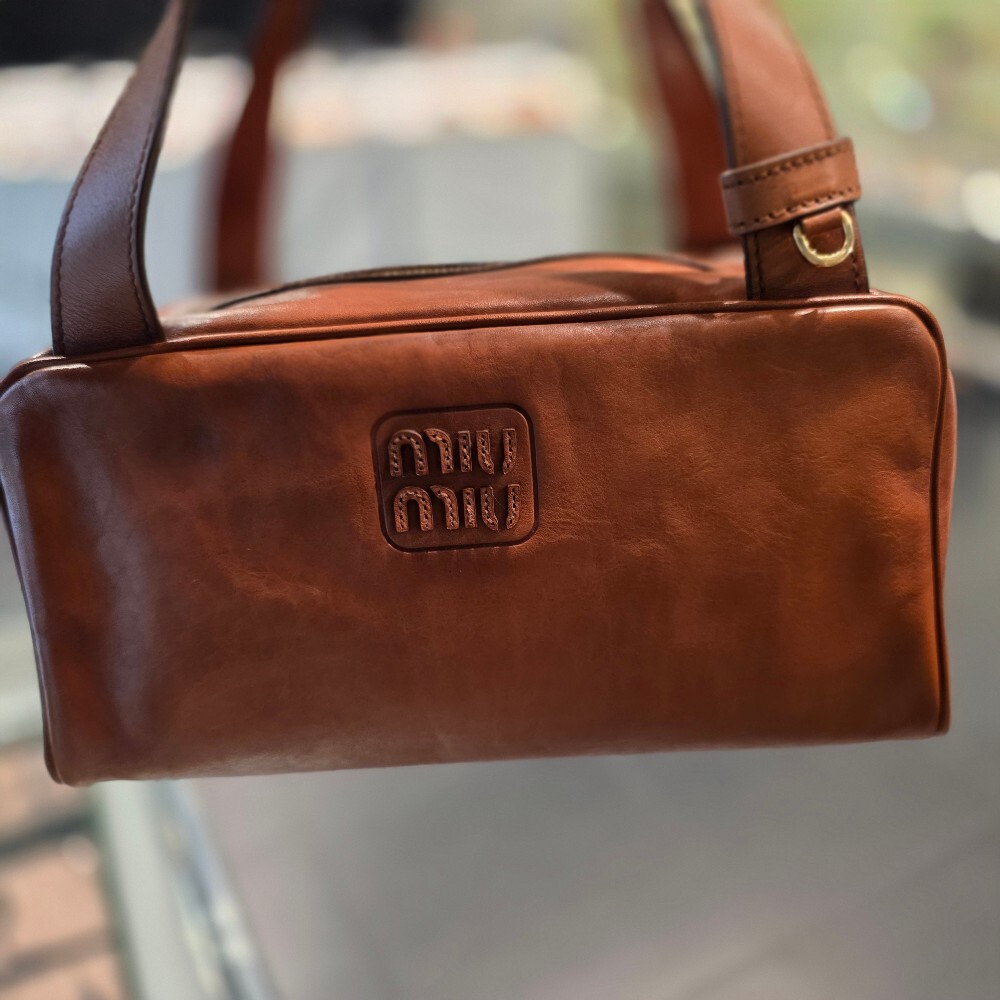 [아울렛] 미우미우 로고 여성 가죽 탑 핸들 토트백 5BB182