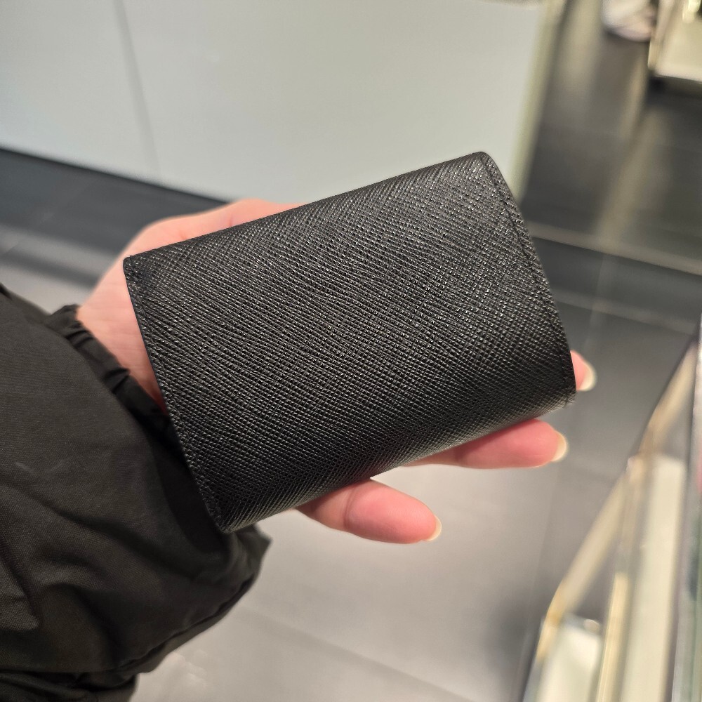 [아울렛] 프라다 삼각로고 사피아노여성 반지갑 1MH042