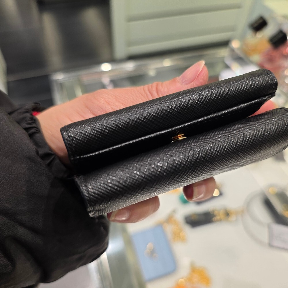 [아울렛] 프라다 삼각로고 사피아노여성 반지갑 1MH042