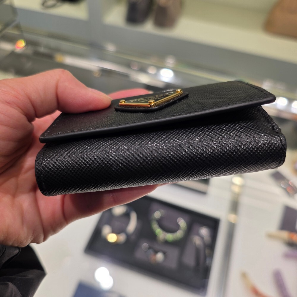 [아울렛] 프라다 삼각로고 사피아노여성 반지갑 1MH042