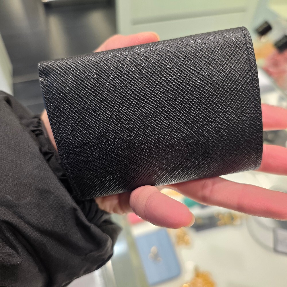 [아울렛] 프라다 삼각로고 사피아노여성 반지갑 1MH042