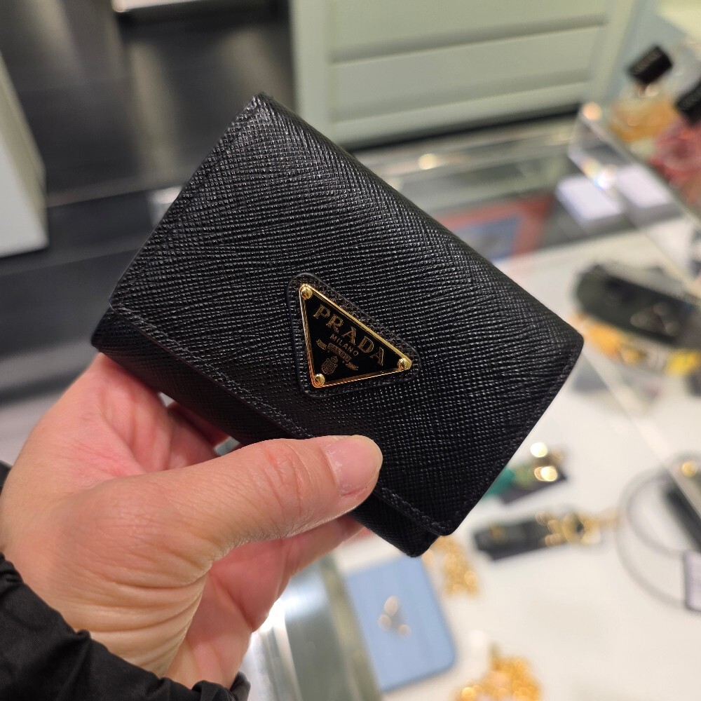 [아울렛] 프라다 삼각로고 사피아노여성 반지갑 1MH042
