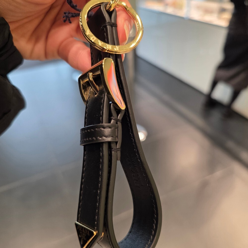 [아울렛] 프라다 삼각로고 가죽 키링 1PP186