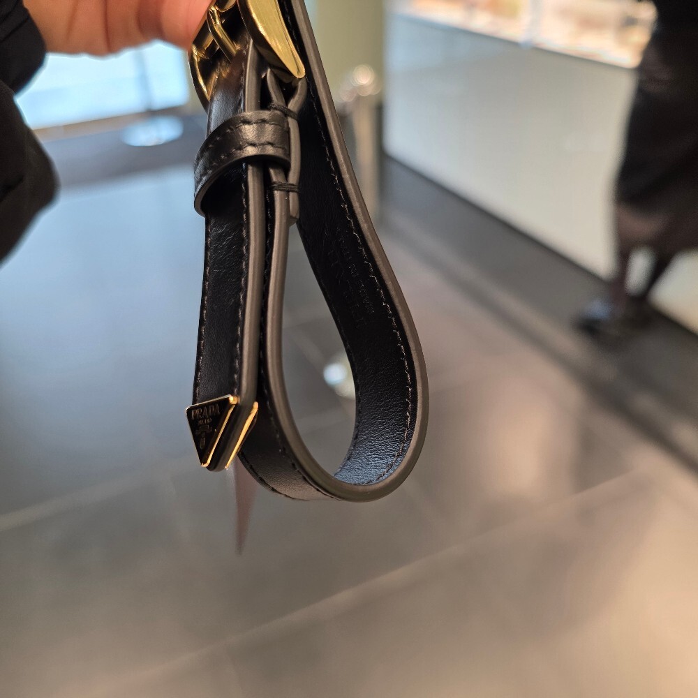 [아울렛] 프라다 삼각로고 가죽 키링 1PP186