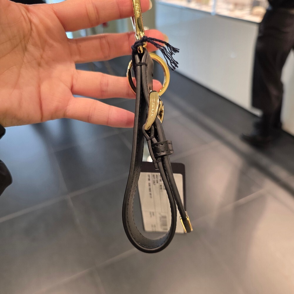 [아울렛] 프라다 삼각로고 가죽 키링 1PP186