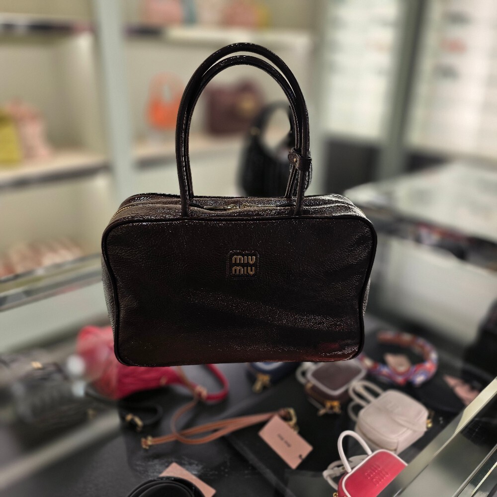 [아울렛] 미우미우 나플락 페이턴트 보 백 5BB117