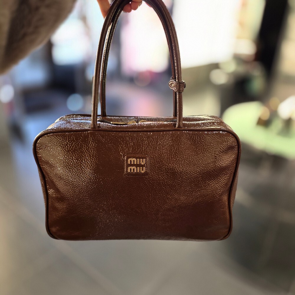 [아울렛] 미우미우 나플락 페이턴트 보 백 5BB117