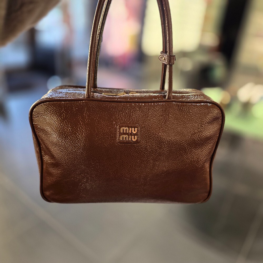 [아울렛] 미우미우 나플락 페이턴트 보 백 5BB117