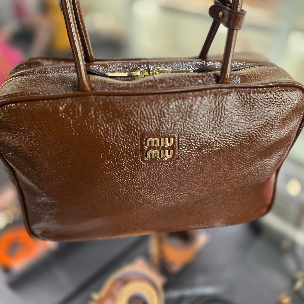 [아울렛] 미우미우 나플락 페이턴트 보 백 5BB117