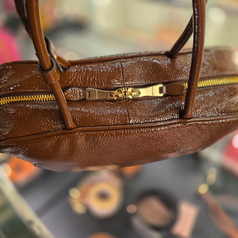 [아울렛] 미우미우 나플락 페이턴트 보 백 5BB117