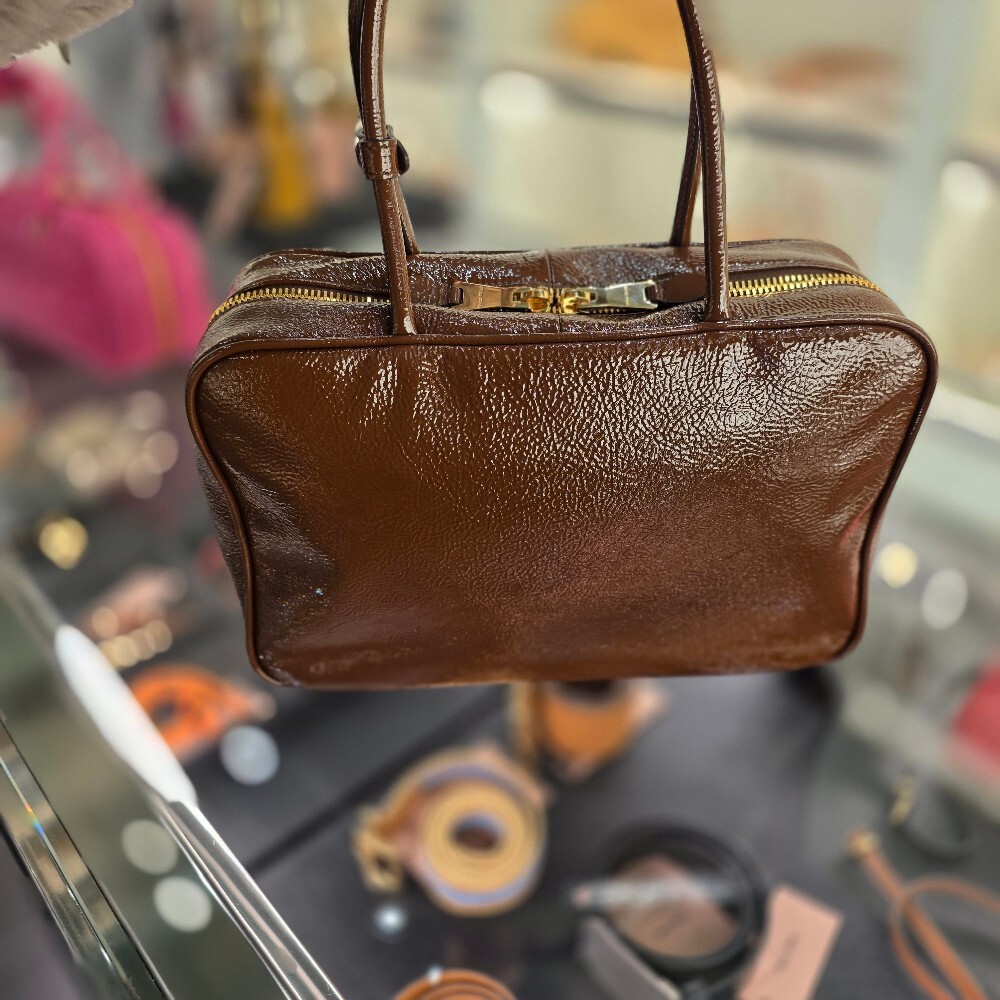 [아울렛] 미우미우 나플락 페이턴트 보 백 5BB117