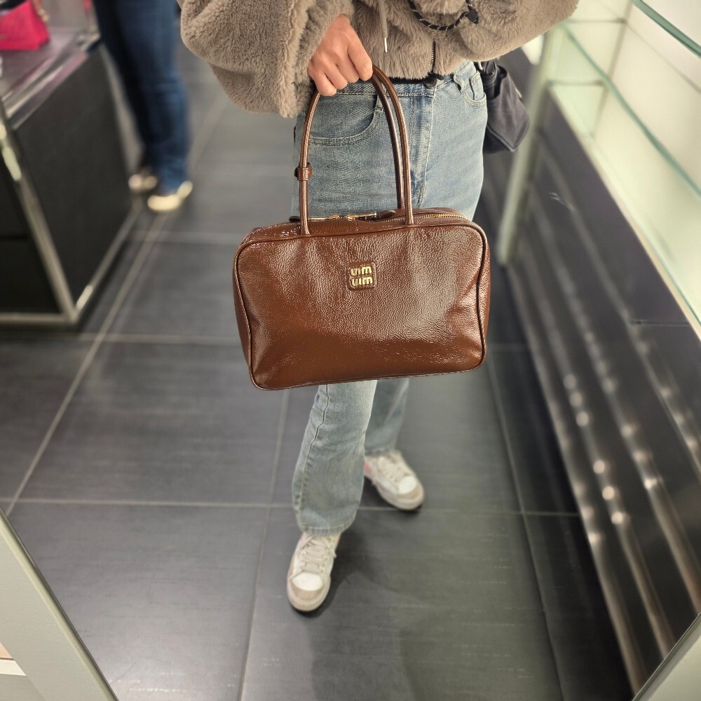 [아울렛] 미우미우 나플락 페이턴트 보 백 5BB117