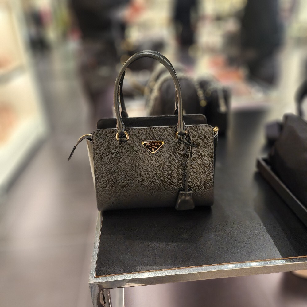 [아울렛] 프라다 삼각로고 사피아노 토트백 1BA409