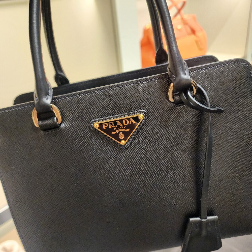 [아울렛] 프라다 삼각로고 사피아노 토트백 1BA409