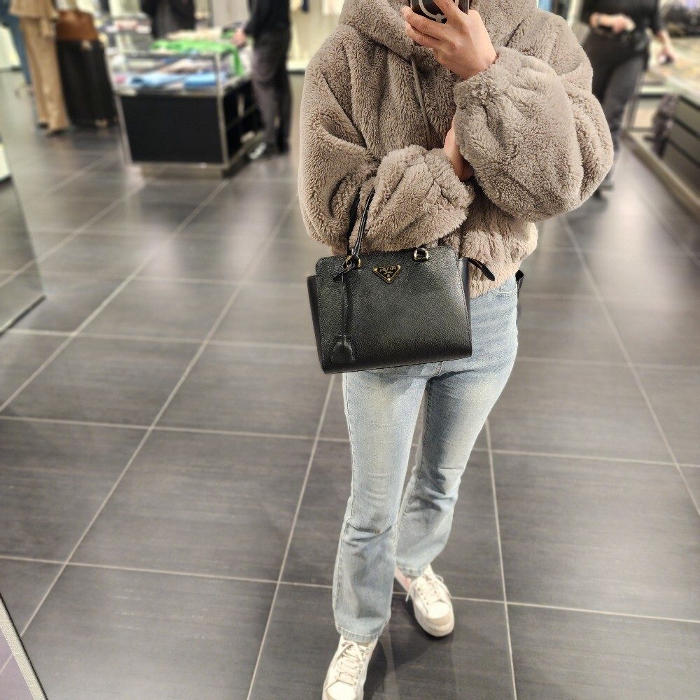 [아울렛] 프라다 삼각로고 사피아노 토트백 1BA409