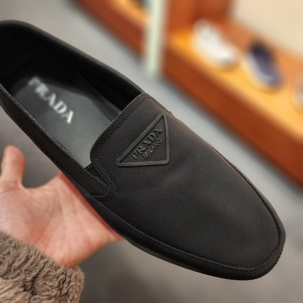 [아울렛] 프라다 로고 남성 슬립온 2S2964