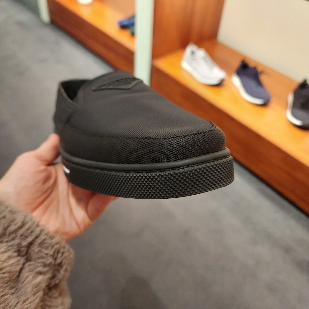 [아울렛] 프라다 로고 남성 슬립온 2S2964