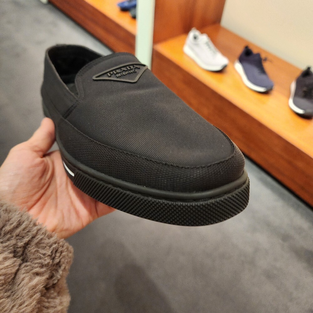 [아울렛] 프라다 로고 남성 슬립온 2S2964