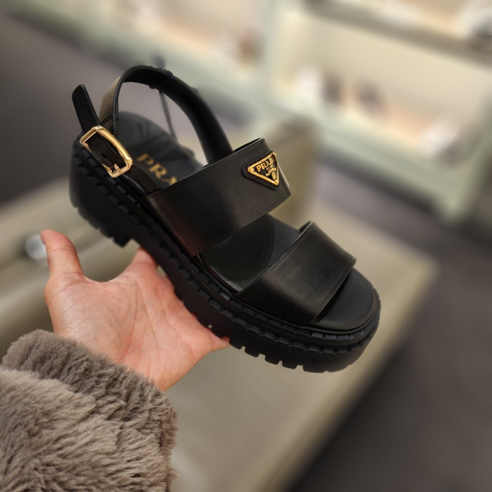 [아울렛] 프라다 삼각로고 여성 가죽 샌들 1X1040