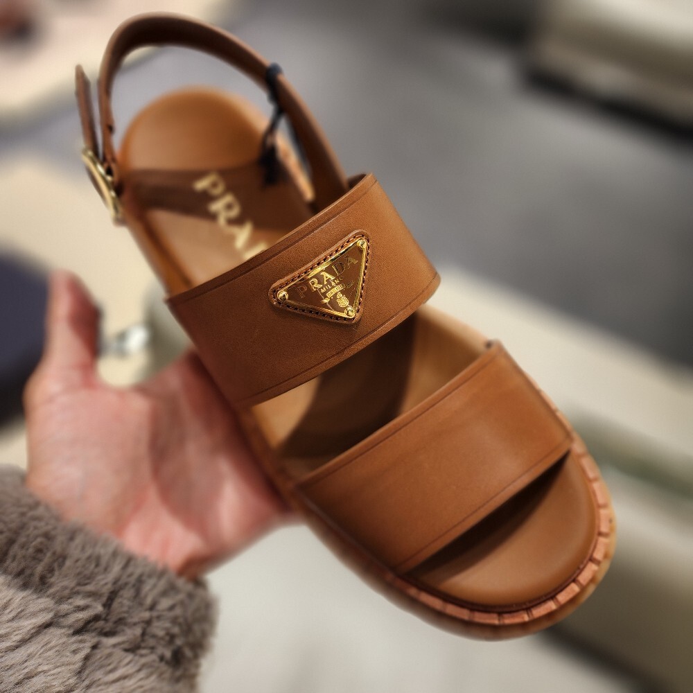 [아울렛] 프라다 삼각로고 여성 가죽 샌들 1X1040