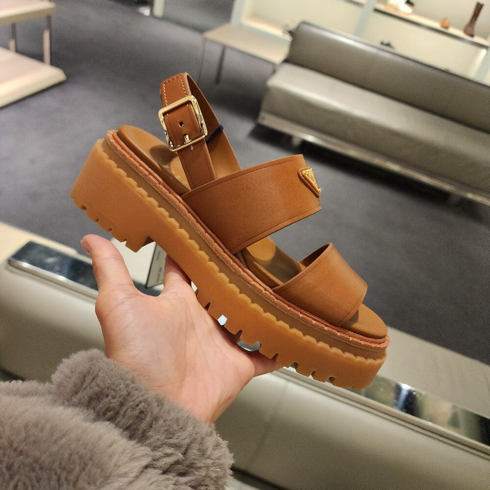 [아울렛] 프라다 삼각로고 여성 가죽 샌들 1X1040