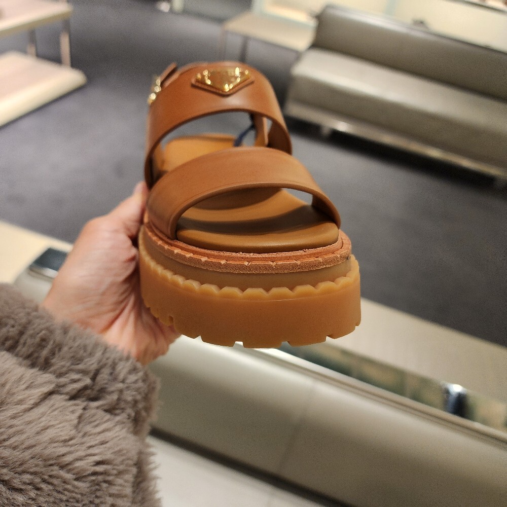 [아울렛] 프라다 삼각로고 여성 가죽 샌들 1X1040