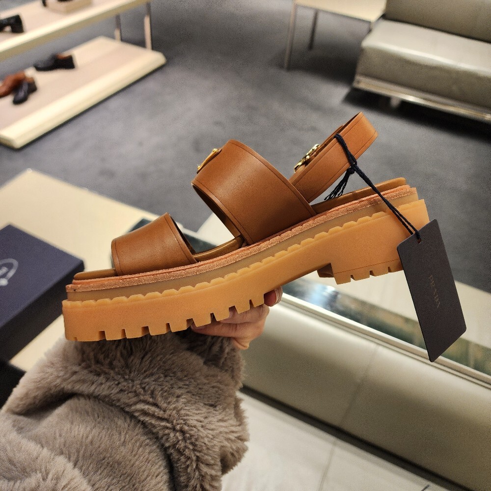 [아울렛] 프라다 삼각로고 여성 가죽 샌들 1X1040