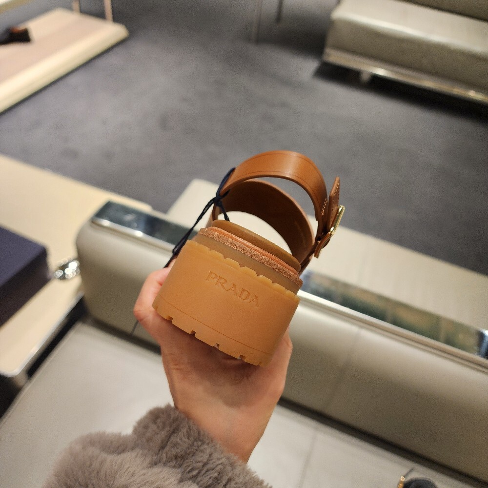 [아울렛] 프라다 삼각로고 여성 가죽 샌들 1X1040