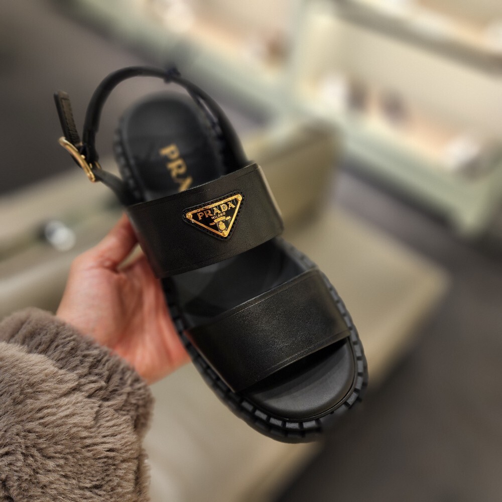 [아울렛] 프라다 삼각로고 여성 가죽 샌들 1X1040