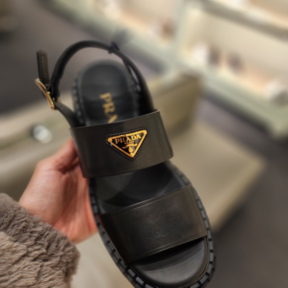 [아울렛] 프라다 삼각로고 여성 가죽 샌들 1X1040