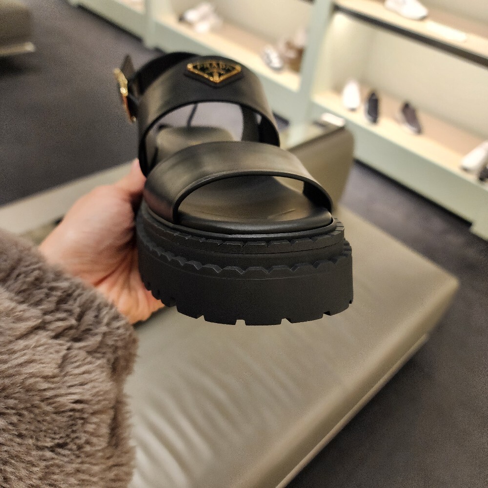 [아울렛] 프라다 삼각로고 여성 가죽 샌들 1X1040