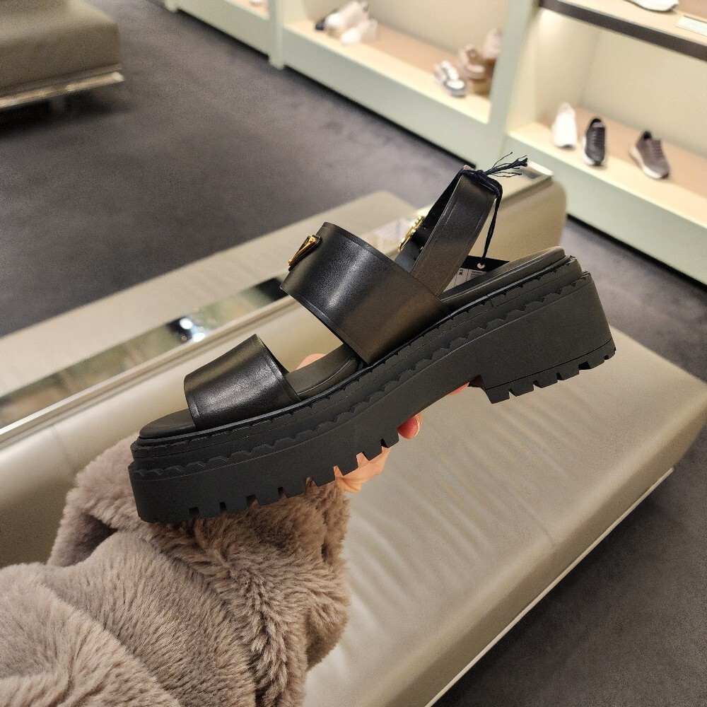 [아울렛] 프라다 삼각로고 여성 가죽 샌들 1X1040