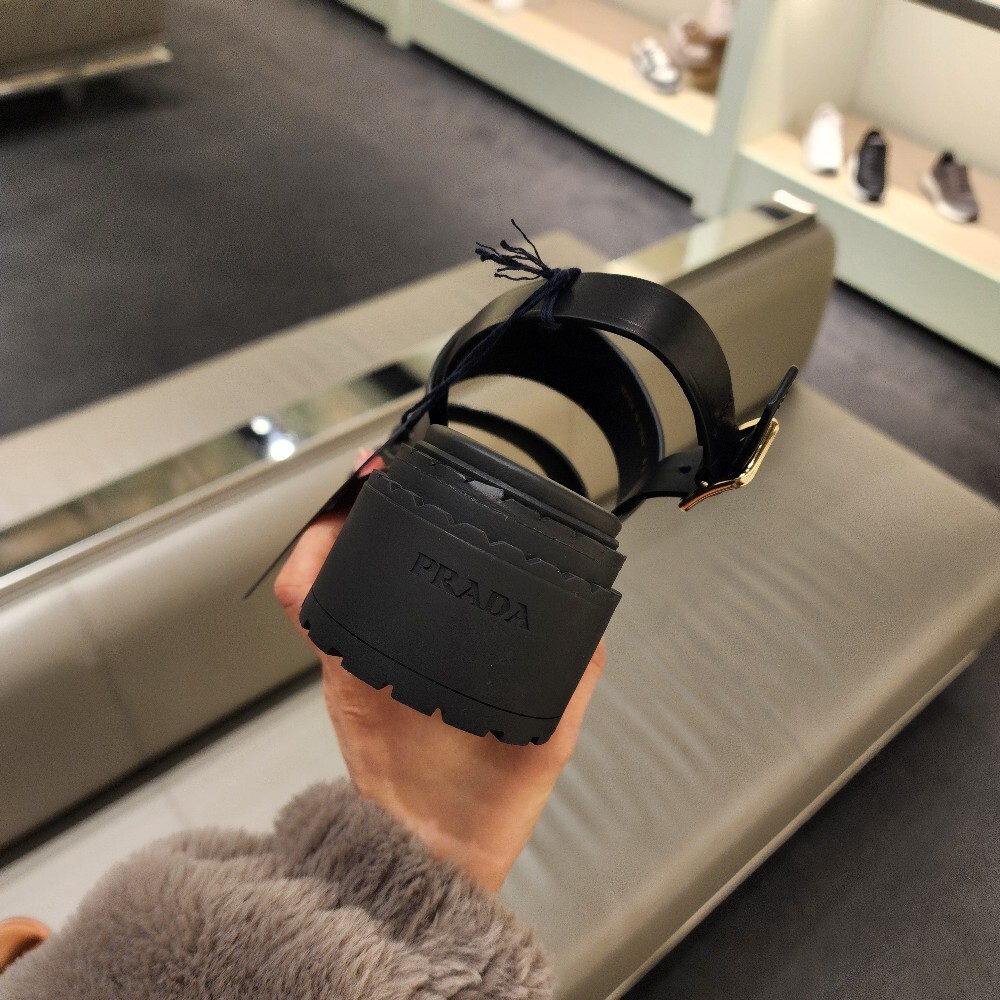 [아울렛] 프라다 삼각로고 여성 가죽 샌들 1X1040