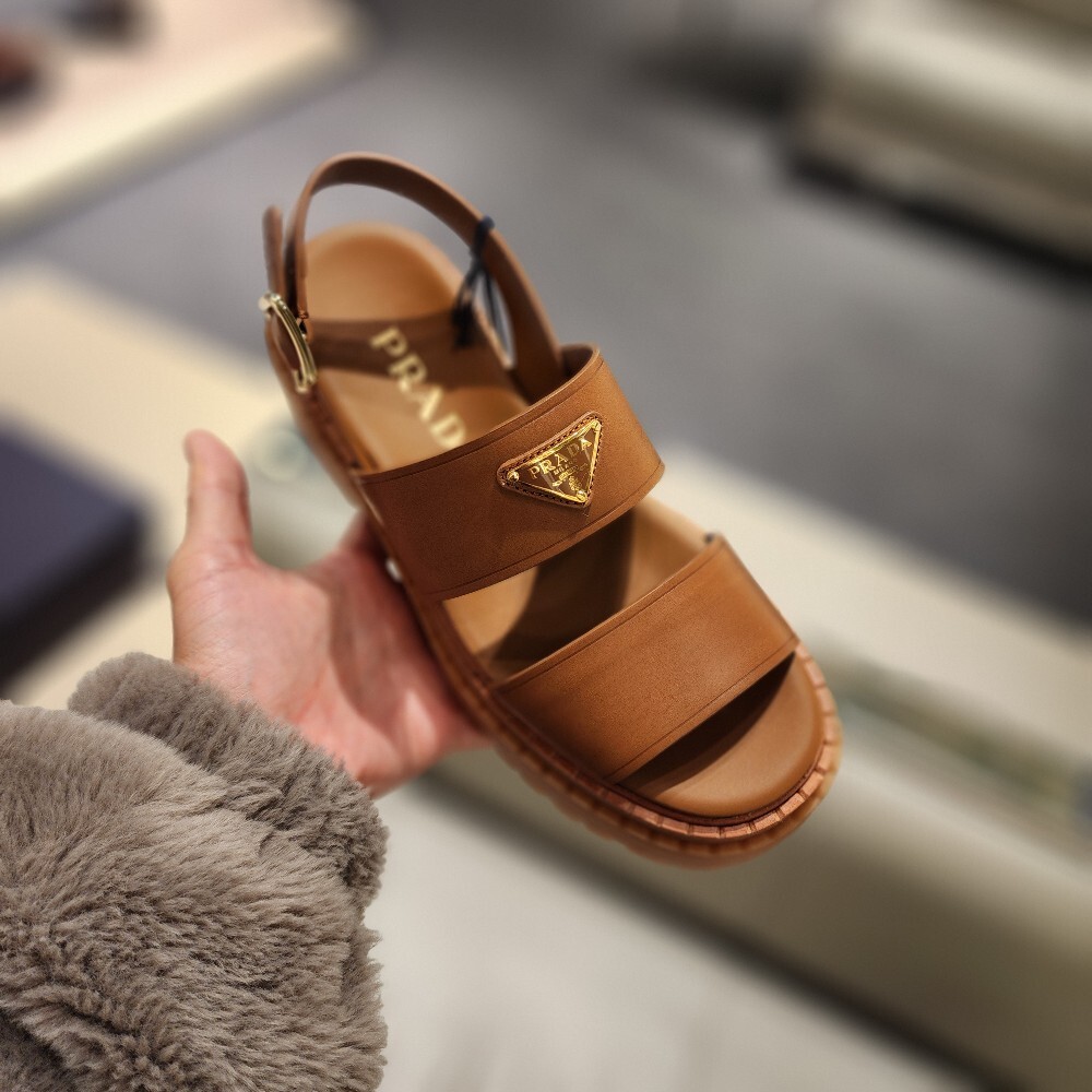 [아울렛] 프라다 삼각로고 여성 가죽 샌들 1X1040